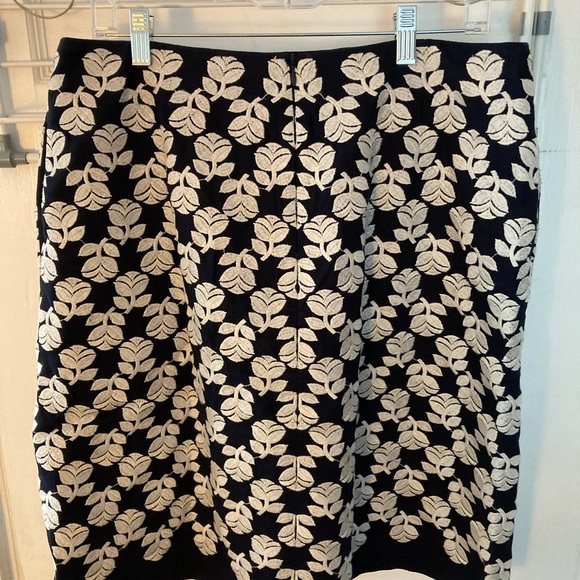 Boden tulip embroidered A line skirt, size 10L - Picture 5 of 8